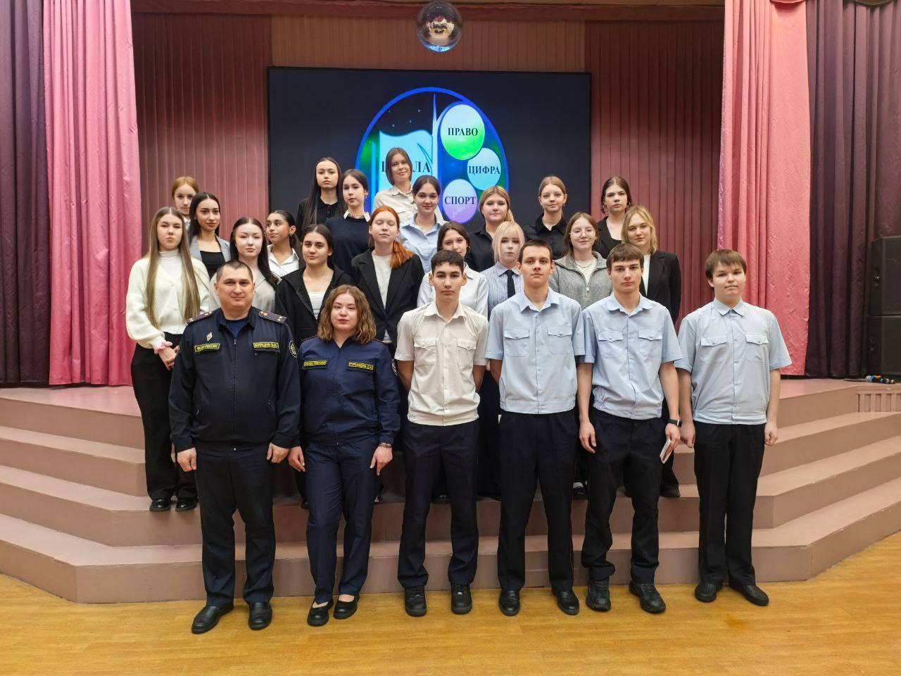 Молодой сотрудник СИЗО-4 рассказала норильским школьникам о преимуществах обучения в учебных заведениях ФСИН России и службе в уголовно-исполнительной системе Молодой сотрудник СИЗО-4 рассказала норильским школьникам о преимуществах обучения в учебных заведениях ФСИН России и службе в уголовно-исполнительной системе