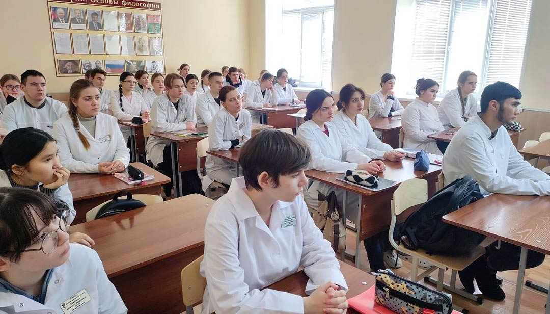 Канские автоинспекторы познакомили студентов-медиков со своей профессией Канские автоинспекторы познакомили студентов-медиков со своей профессией