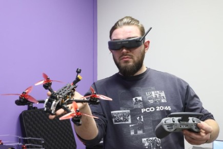 Сколько дронов разбивается при подготовке одного крутого специалиста по управлению беспилотными летательными аппаратами? Ответ — ноль! Потому что вся начальная подготовка будущих покорителей воздуха ведётся на специальном...