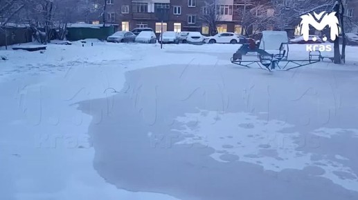 Во дворе на Киренского, 126, появился каток, о котором никто не просил