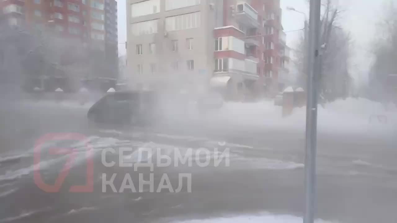 В Красноярске на улице Киренского устраняют порыв водопровода