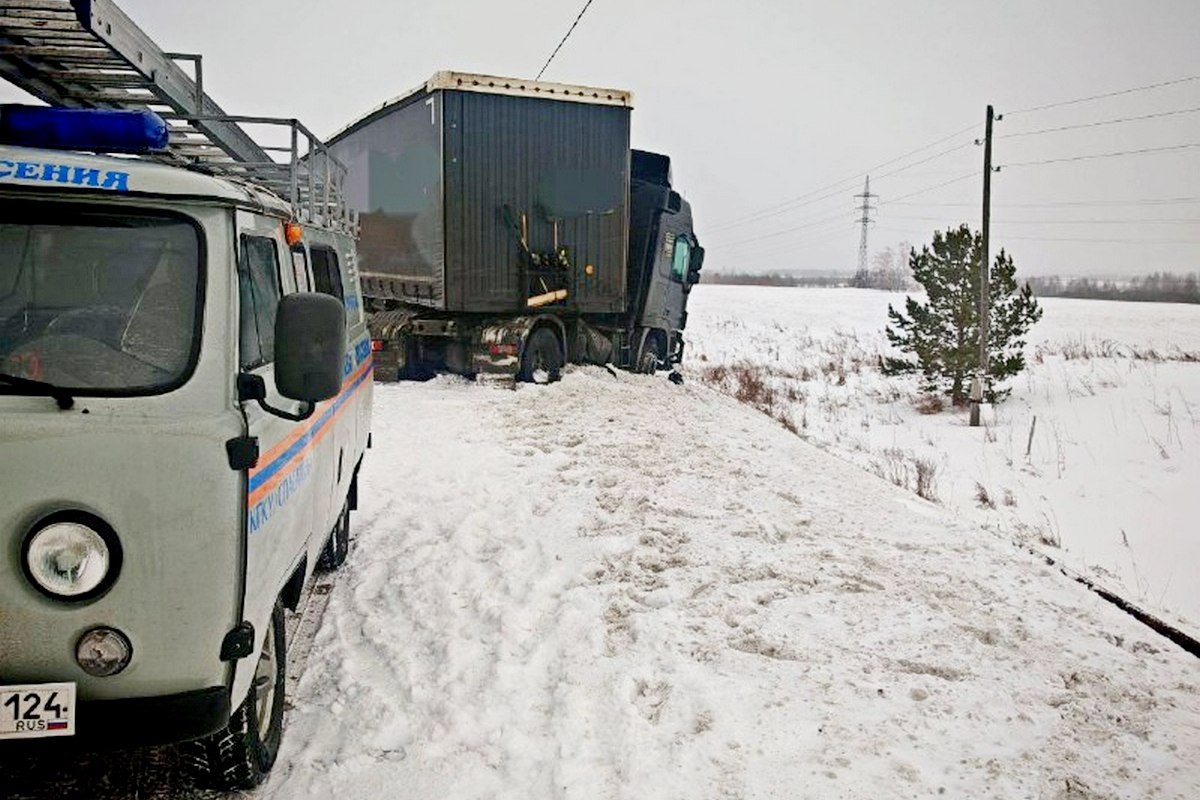 В Красноярском крае в результате дорожно-транспортного происшествия произошел разлив нефтепродуктов из бака грузового автомобиля