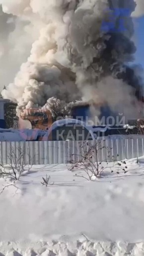 В Енисейске ликвидируют крупный пожар в гаражном боксе