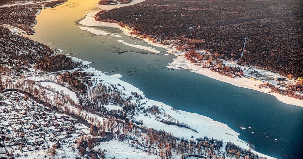 СИГНАЛЫ КАРАГАНОВА. Сергей Караганов публикует в "России в глобальной политике" занятную статью, призывающую России в первую очередь заняться Сибирью (полностью с этим его подходом согласны, вопрос как именно это делать)