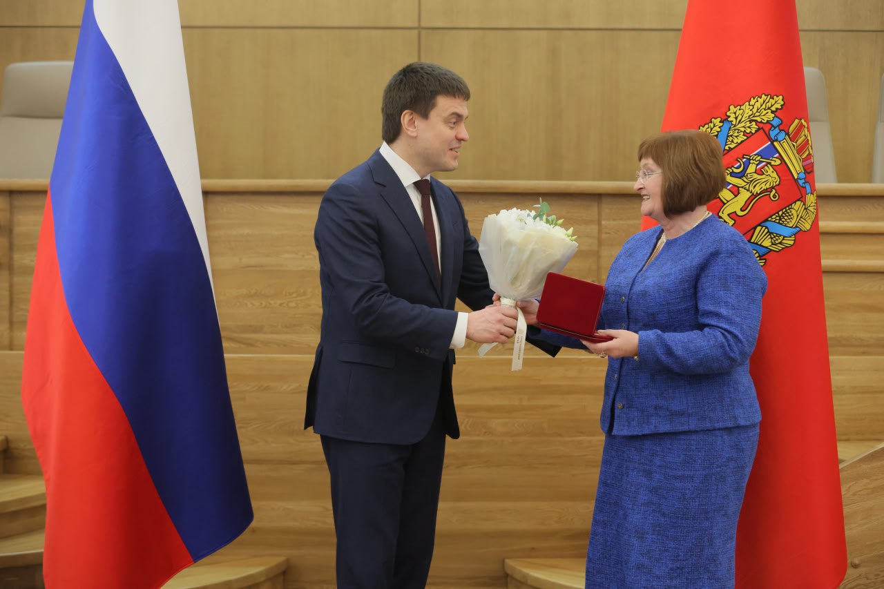 Губернатор Михаил Котюков вручил 34 жителям региона краевые и государственные награды Губернатор Михаил Котюков вручил 34 жителям региона краевые и государственные награды