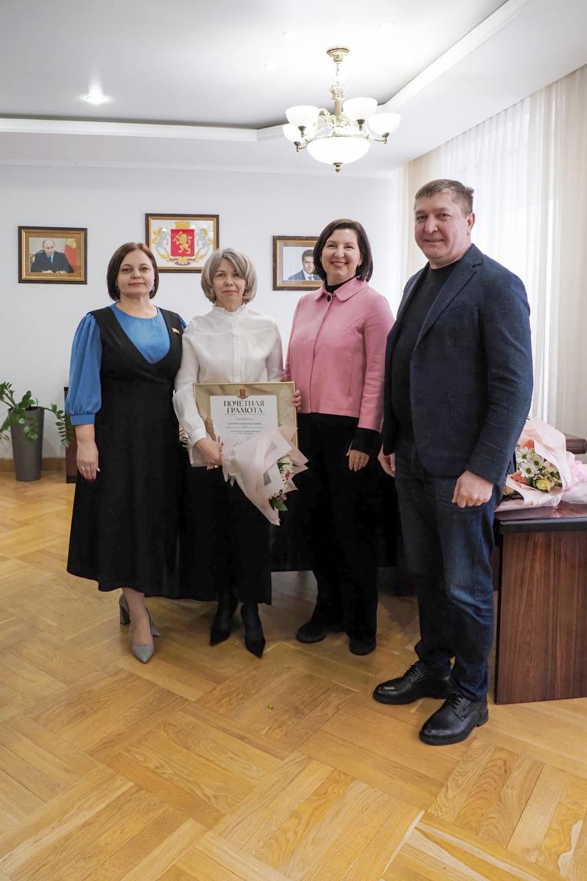 Лучших работников сферы образования нашего города наградили сегодня в Красноярском городском Совете Лучших работников сферы образования нашего города наградили сегодня в Красноярском городском Совете