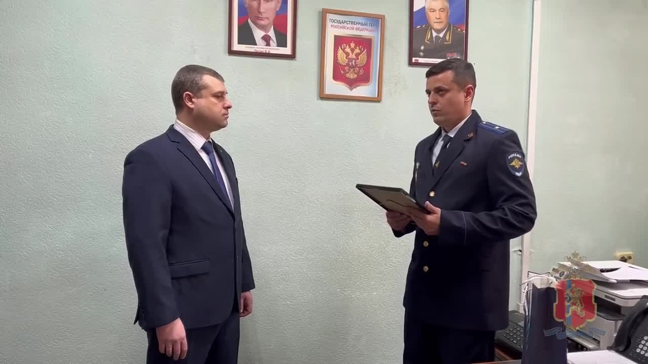 В Минусинске полицейские поблагодарили сотрудника банка за помощь в возврате денег обманутому гражданину