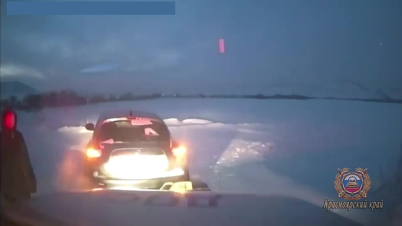 На юге Красноярского края сотрудники Госавтоинспекции пришли на помощь автоледи, оказавшейся в опасной ситуации