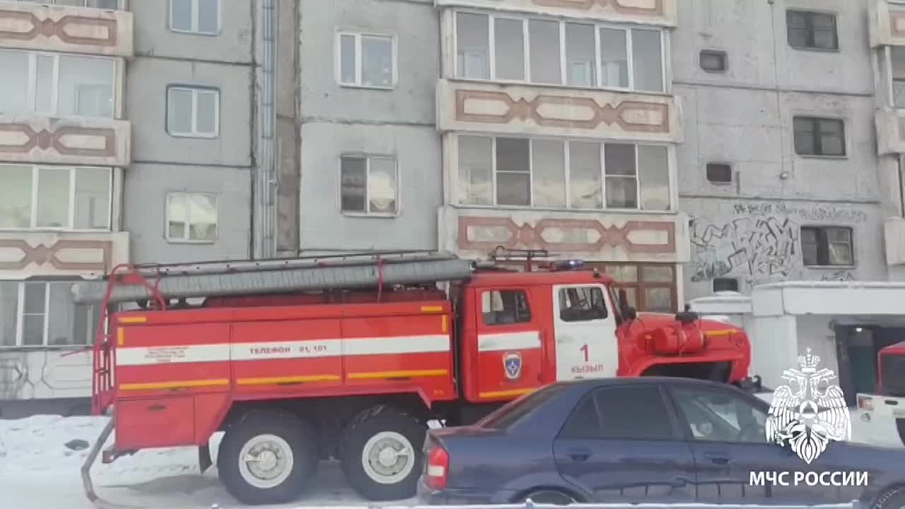В Кызыле пожарные спасли с верхних этажей горящей девятиэтажки 18 человек