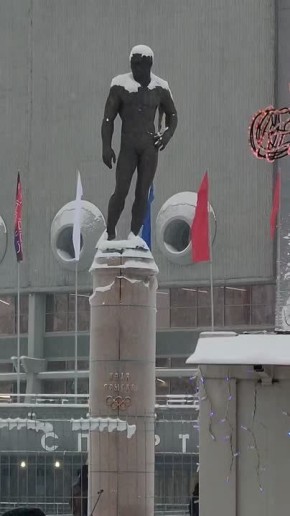 Видео для любознательных: если вы хотели знать, как очищают от снега высокие памятники, то мы вам покажем