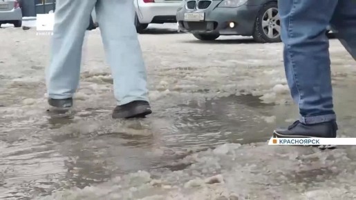 Улицу Красной Армии в Красноярске затопило из-за забитой сливной трубы