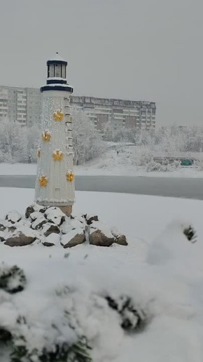 Заснеженный маяк создаёт особую атмосферу на острове Отдыха в Красноярске
