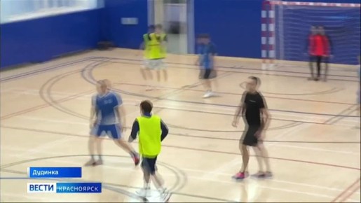 Дудинские полицейские и студенты сразились в мини-футбол