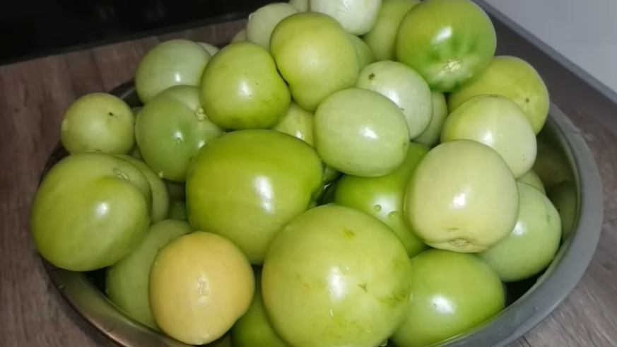 Как за 4 дня превратить зеленые помидоры в спелые с помощью старинного метода