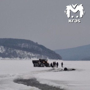 Мужики утопили вездеход во время испытаний на проходимость на Красноярском водохранилище