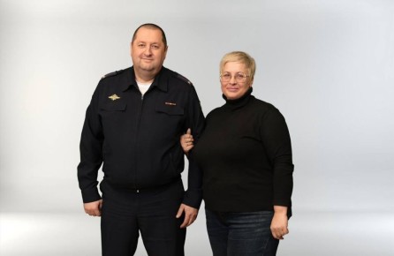 Сотрудник полиции Минусинска вместе с супругой отговорили пенсионерку переводить деньги аферистам