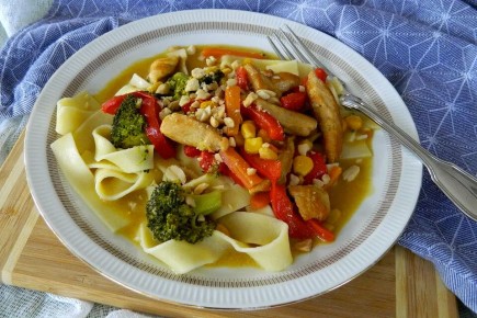 Сочная курица с орехами и овощами для летнего ужина