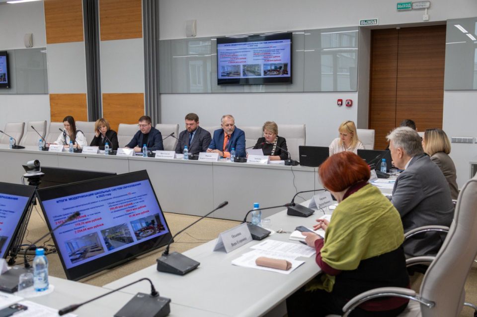 В краевом парламенте прошло заседание Общественного совета проекта «Новая школа» по вопросам реализации программы капремонта школ, детских садов и учреждений среднего профессионального образования на 2025–2027 годы
