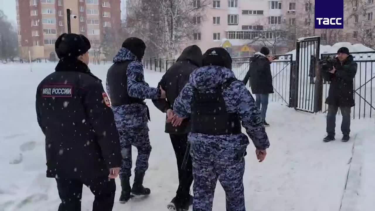 Кадры задержания подростка, устроившего стрельбу в школе Уфы, публикует ТАСС