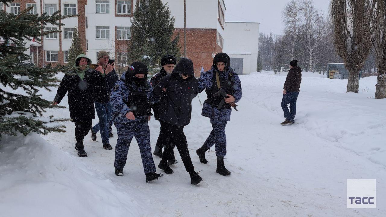 Кадры задержания подростка, устроившего стрельбу в школе Уфы, публикует ТАСС Кадры задержания подростка, устроившего стрельбу в школе Уфы, публикует ТАСС