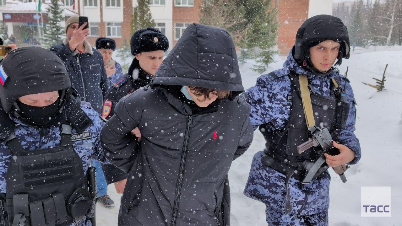 Кадры задержания подростка, устроившего стрельбу в школе Уфы, публикует ТАСС Кадры задержания подростка, устроившего стрельбу в школе Уфы, публикует ТАСС