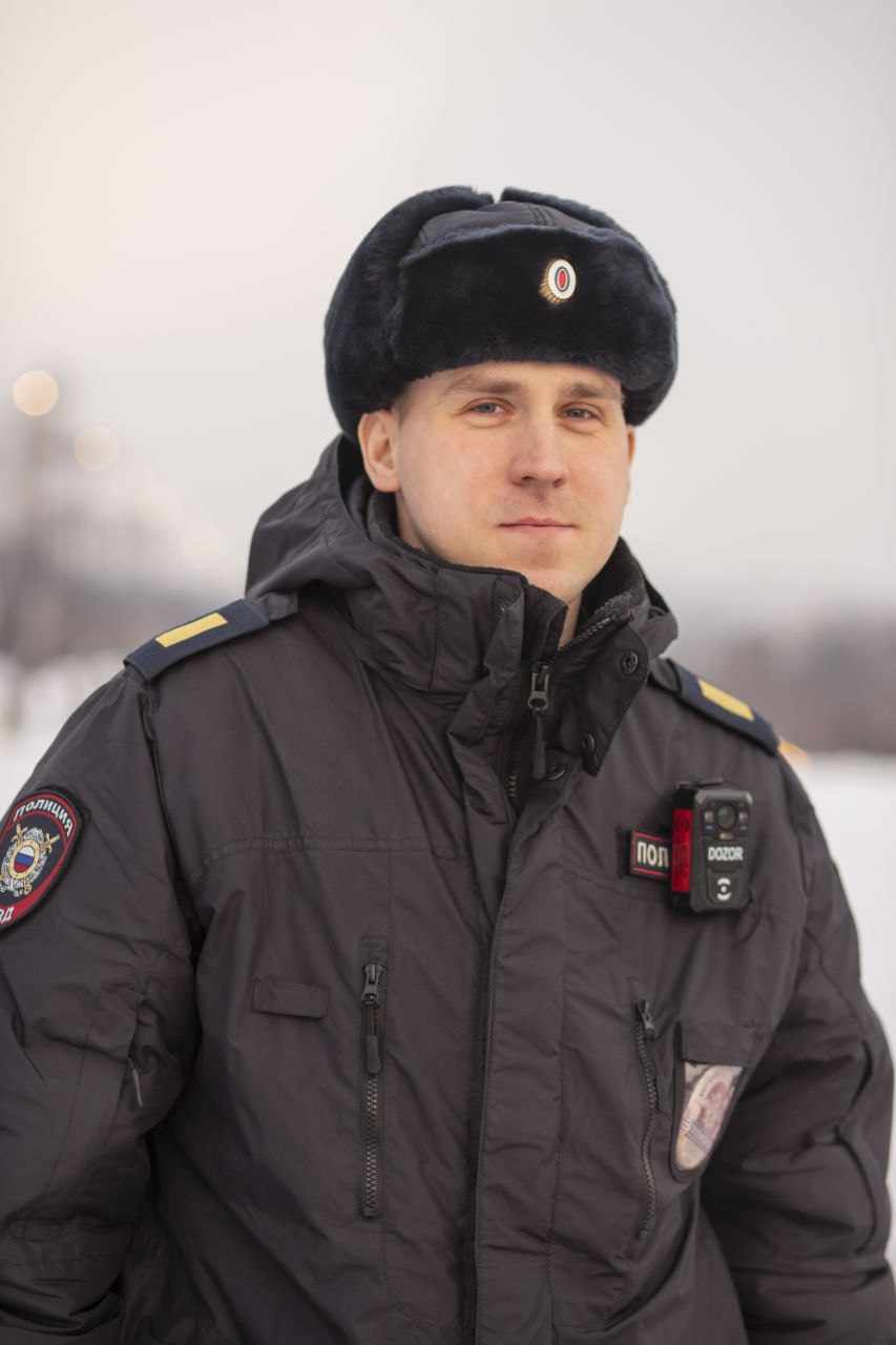 Спокойных и безопасных выходных желает полицейский мобильного взвода 3 роты полка ППСП МУ МВД России «Красноярское» Дмитрий Табарин: