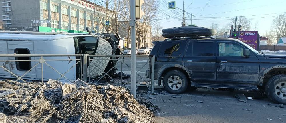 В Кызыле пассажирский автобус опрокинулся после аварии В Кызыле пассажирский автобус опрокинулся после аварии