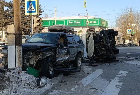 В Кызыле пассажирский автобус опрокинулся после аварии В Кызыле пассажирский автобус опрокинулся после аварии