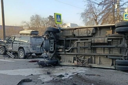 В Кызыле пассажирский автобус опрокинулся после аварии