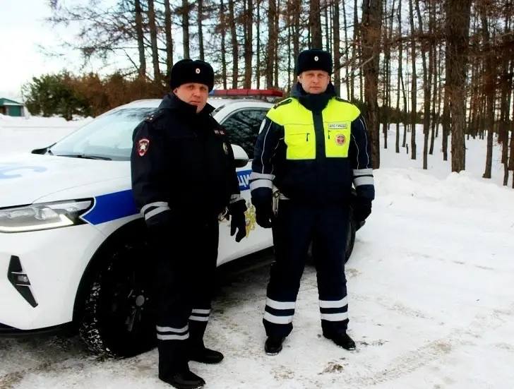 Экипаж ГАИ патрулировал маршрут в поселке Балахта