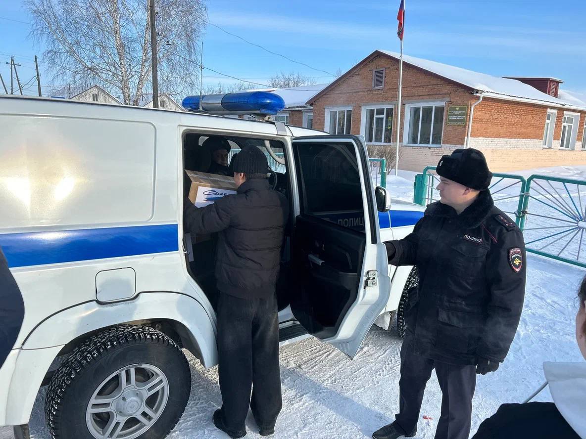 Транспортные полицейские Ачинска приняли участие в сборе гуманитарного груза в зону СВО Транспортные полицейские Ачинска приняли участие в сборе гуманитарного груза в зону СВО