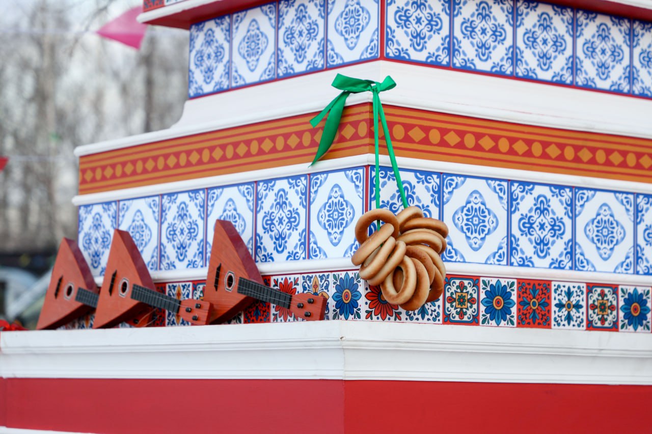 Масленица — это не просто веселье, а дань русским традициям, способ укрепить семейные узы и с радостью встретить весну!