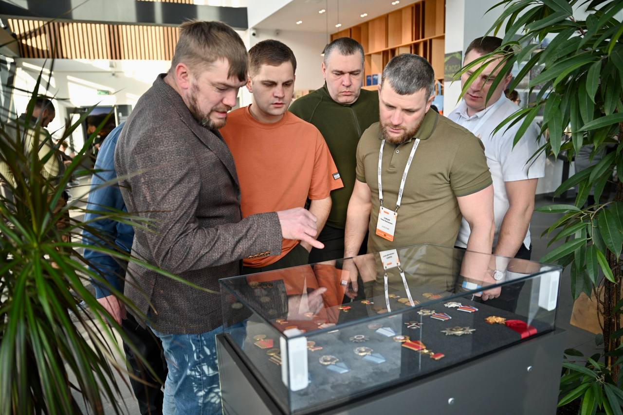 Участники кадровой программы Губернатора Красноярского края «Сибирский характер» посетили Наццентр В.П. Астафьева в Овсянке. Сотрудники музея рассказали ветеранам СВО о Викторе Петровиче, его непростой жизни, становлении... Участники кадровой программы Губернатора Красноярского края «Сибирский характер» посетили Наццентр В.П. Астафьева в Овсянке. Сотрудники музея рассказали ветеранам СВО о Викторе Петровиче, его непростой жизни, становлении...