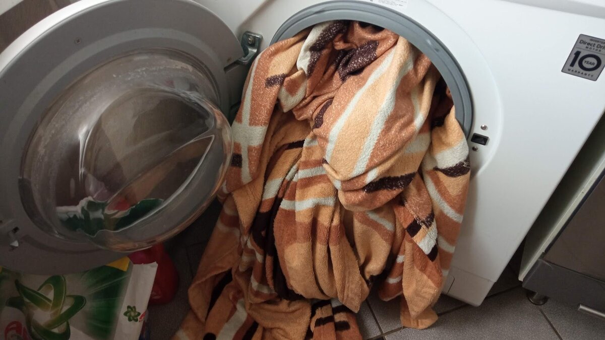 Плед 220?220 в обычной машине: простая хитрость, которая сэкономила мне силы и время