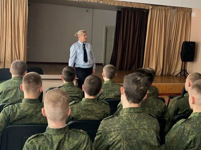 Сотрудники полиции по всему краю активно проводят встречи с молодежью и представителями организаций Сотрудники полиции по всему краю активно проводят встречи с молодежью и представителями организаций