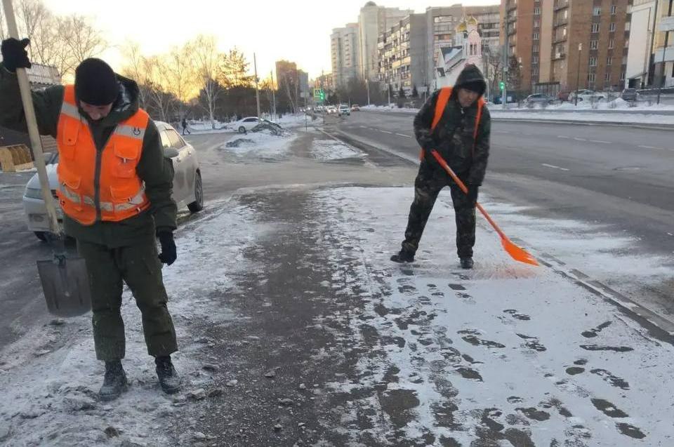 В Красноярске почти 200 рабочих вручную чистят тротуары во время потепления