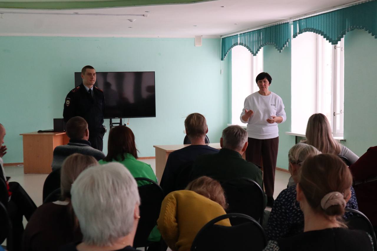 Сотрудники полиции по всему краю активно проводят встречи с молодежью и представителями организаций Сотрудники полиции по всему краю активно проводят встречи с молодежью и представителями организаций