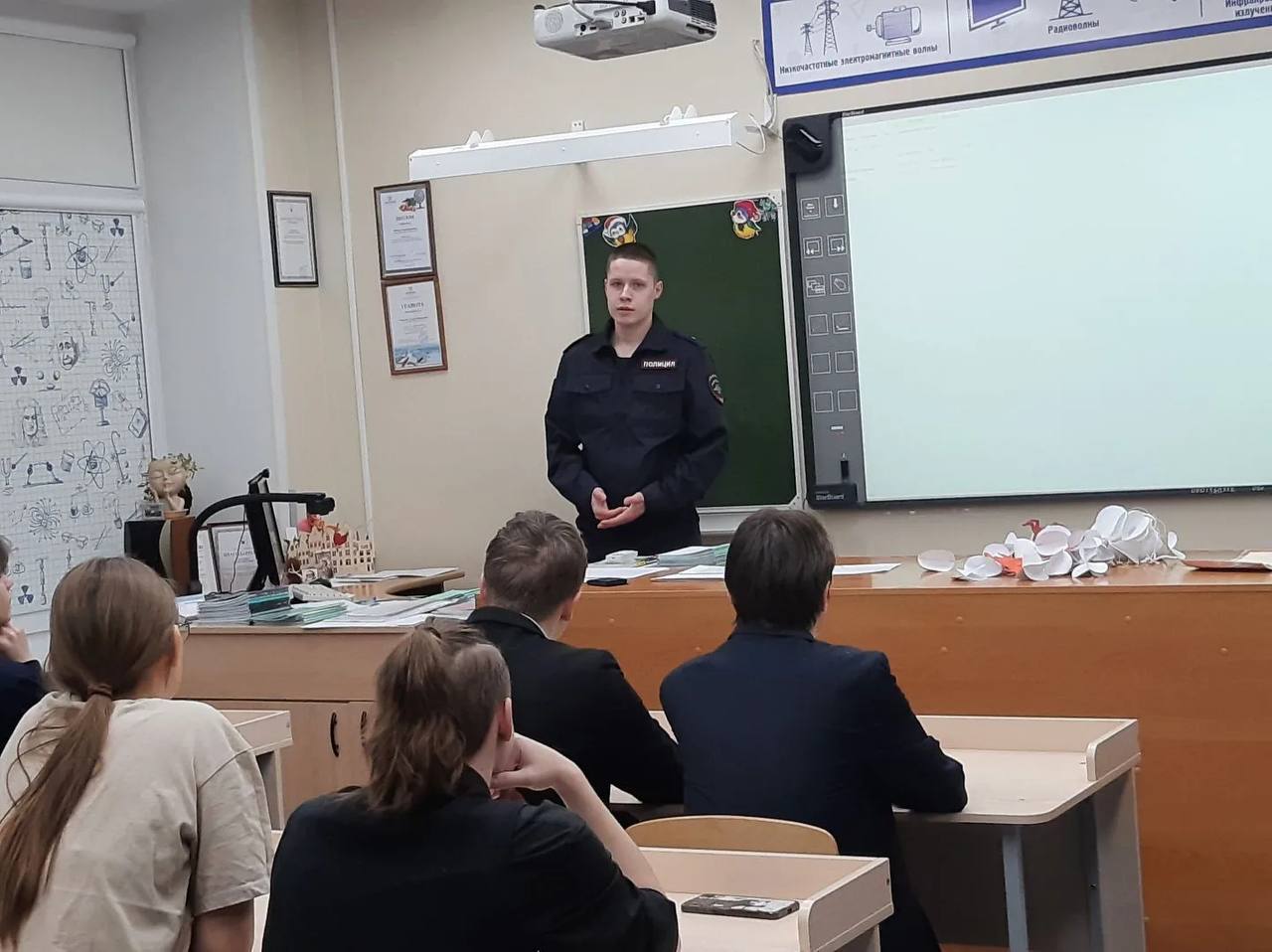 Сотрудники полиции по всему краю активно проводят встречи с молодежью и представителями организаций Сотрудники полиции по всему краю активно проводят встречи с молодежью и представителями организаций