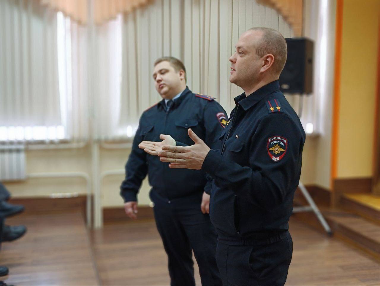 Сотрудники полиции по всему краю активно проводят встречи с молодежью и представителями организаций Сотрудники полиции по всему краю активно проводят встречи с молодежью и представителями организаций