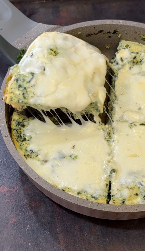 Утренний хит: яичница с творогом и шпинатом за ~12–15 минут, которая заменит скучный завтрак