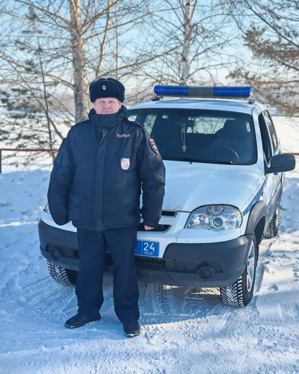 Участковый уполномоченный из Красноярского края помог фельдшеру своевременно доставить беременную в больницу