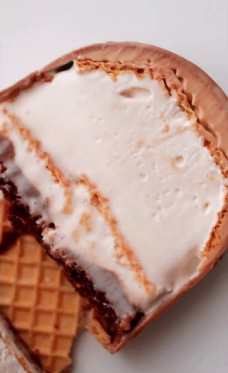 Доброе утро!. Арабские кондитеры из решили, что обычного батончика нам мало, и испекли ГИГАНТСКИЙ Kinder Bueno Доброе утро!. Арабские кондитеры из решили, что обычного батончика нам мало, и испекли ГИГАНТСКИЙ Kinder Bueno