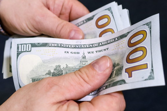 Почему Россия может снова начать рассчитываться в долларах и что это значит для экономики