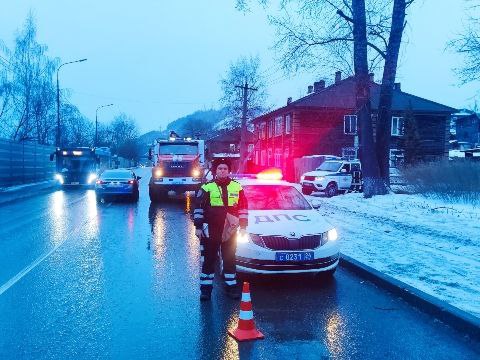 Инспекторы Красноярского полка ДПС обеспечивают безопасность движения на ул. Свердловская, где произошло возгорание квартиры в жилом доме