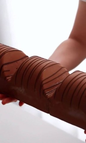 Доброе утро!. Арабские кондитеры из решили, что обычного батончика нам мало, и испекли ГИГАНТСКИЙ Kinder Bueno