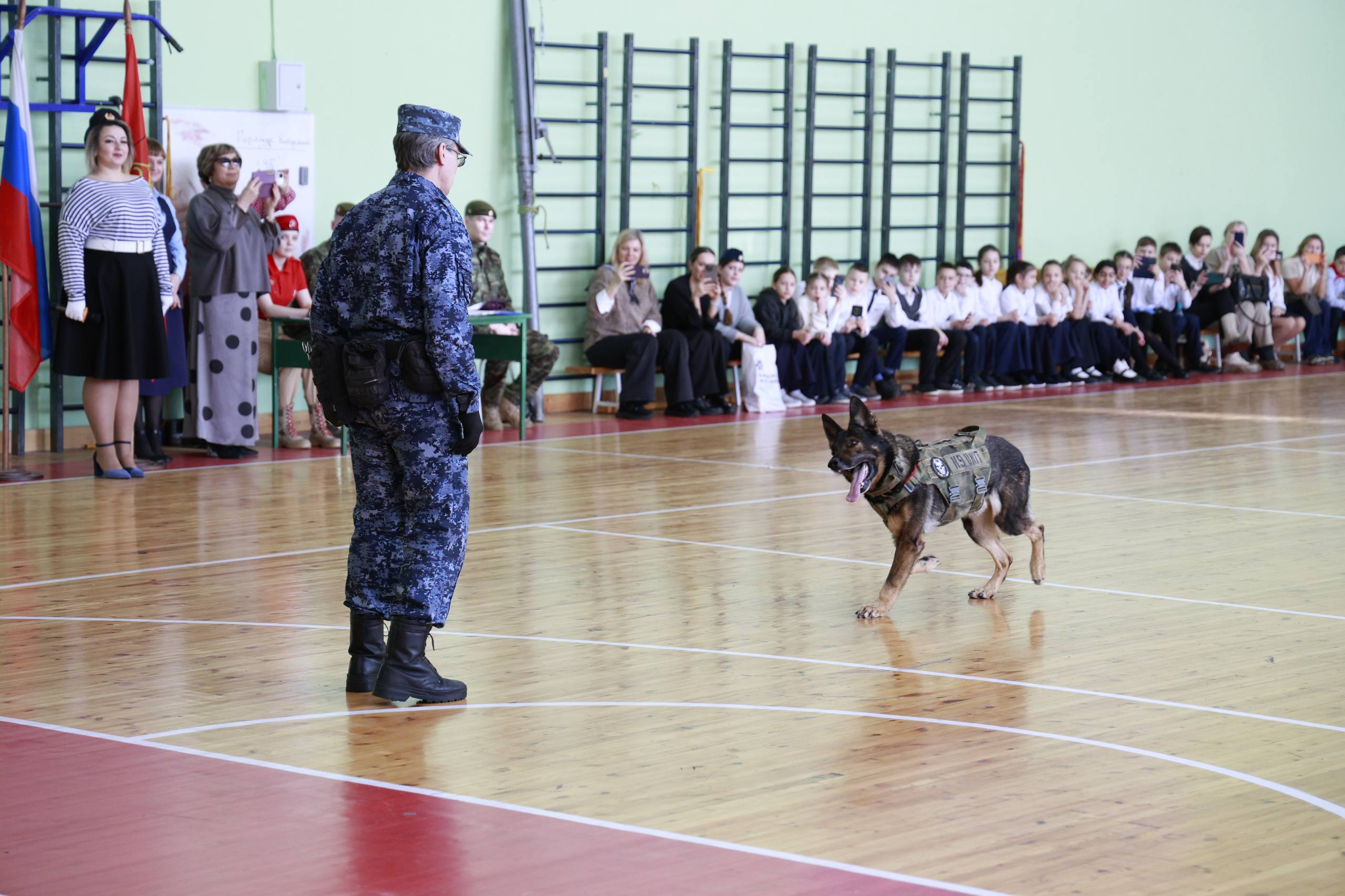 Сотрудники ГУФСИН провели патриотическое мероприятие для учащихся красноярской Гимназии №13 «Академ» Сотрудники ГУФСИН провели патриотическое мероприятие для учащихся красноярской Гимназии №13 «Академ»