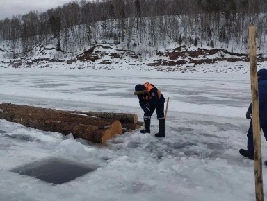 Спасатели уже в шестой раз пытаются достать со дна ледяного Красноярского водохранилища тело водителя, утонувшего вместе со своей машиной