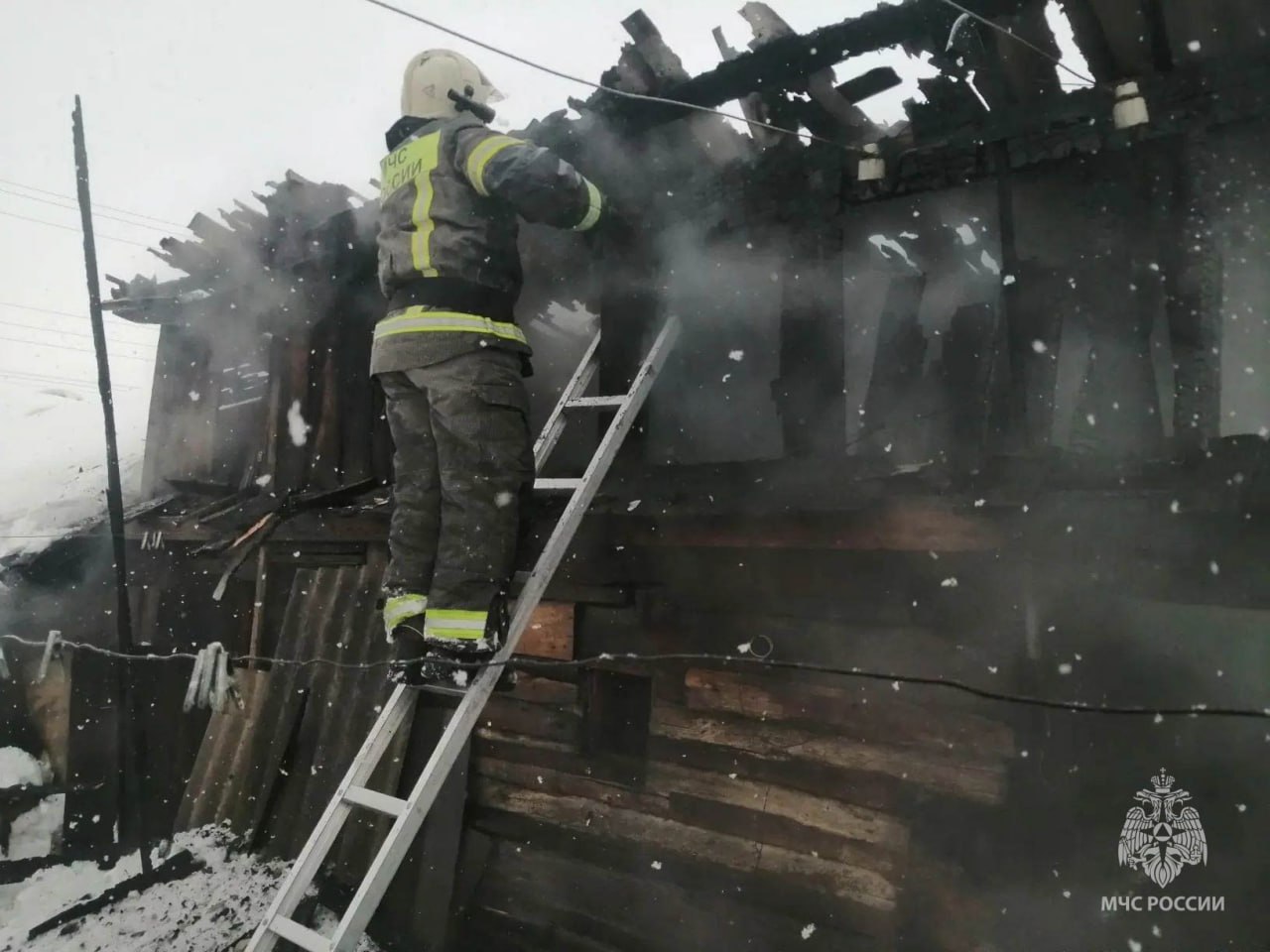 Оперативные итоги суток. Потушено 8 пожаров, погиб 1 человек, травмированы 2, спасены 12. В селе Каратузское утром загорелась хозпостройка (фото 1, 2). В Кодинске днем произошел пожар в пятиэтажке на улице Гайнулина