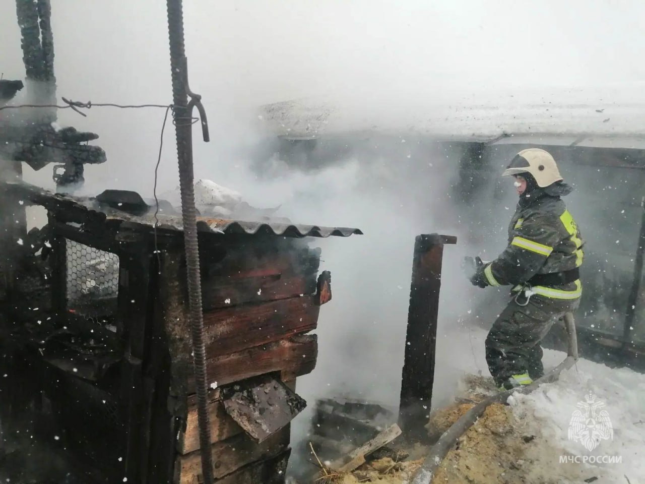 Оперативные итоги суток. Потушено 8 пожаров, погиб 1 человек, травмированы 2, спасены 12. В селе Каратузское утром загорелась хозпостройка (фото 1, 2). В Кодинске днем произошел пожар в пятиэтажке на улице Гайнулина Оперативные итоги суток. Потушено 8 пожаров, погиб 1 человек, травмированы 2, спасены 12. В селе Каратузское утром загорелась хозпостройка (фото 1, 2). В Кодинске днем произошел пожар в пятиэтажке на улице Гайнулина