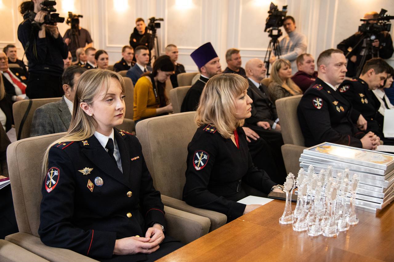 В ГУ МВД России по Красноярскому краю прошла торжественная церемония награждения победителей конкурса «Поступок года»